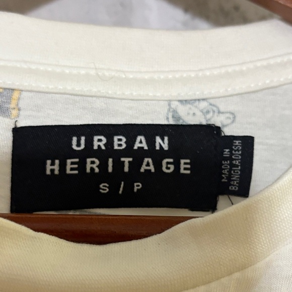 Urban Heritage Cream Graphic Tee with Iconic sports fan Print, size small - Picture 2 of 6